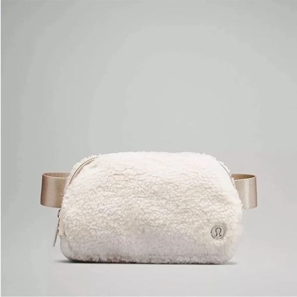 NWT Lululemon Everywhere Belt Bag Sherpa Fuzzy Ivory Sold Out - Picture 1 of 7